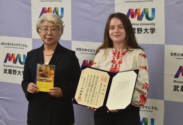 学位記を受け取ったリリアさん