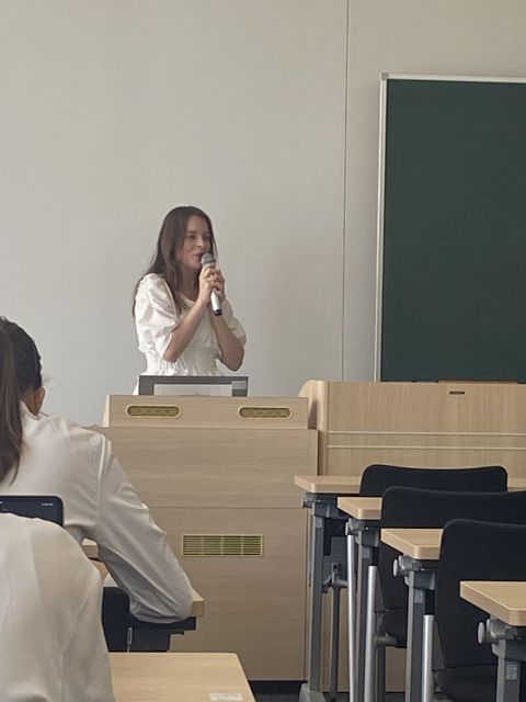 大学院で発表するリリアさん