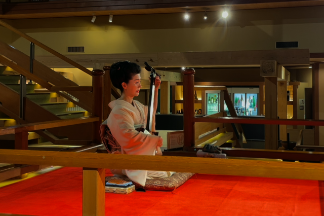 「鬼滅の刃」の無限城に似ていると話題の大川荘で、三味線を演奏する佐藤恵美子さん＝2025年8月、福島県会津若松市