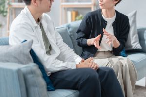 海外駐在断る社員、悩む企業　「家族のキャリアに無理解」も要因？