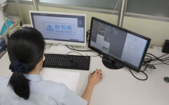 パソコン上でかすれ加工をしている様子＝関東積水樹脂提供