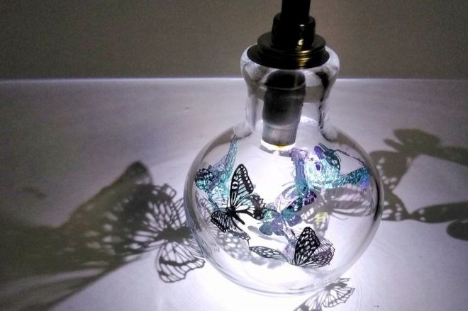 瓶の中に舞う蝶々。紙屋初瀬さんは幻想的な作品を作ってきました