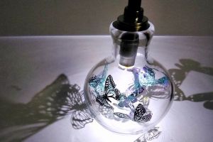 瓶の中を舞う蝶々、インコ…偶然から生まれた「切り絵ボトルアート」