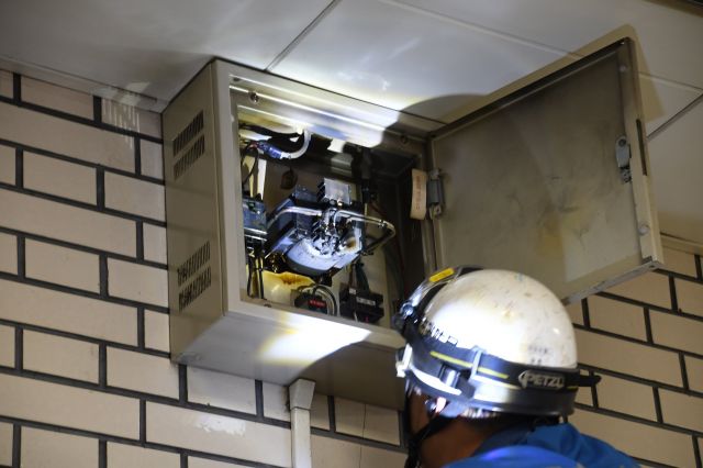 分電盤の点検作業（写真と本文は関係ありません）