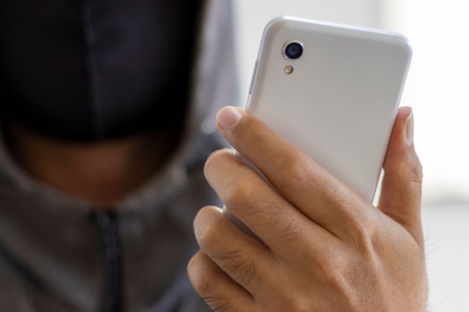 女性が遠くからスマホを向けられ、気づかれないよう撮影されている現場に居合わせてしまった記者。「盗撮かも」と頭をよぎりましたが…