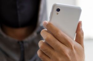 「これって盗撮？」そんな現場に居合わせたら…交番で尋ねてみると