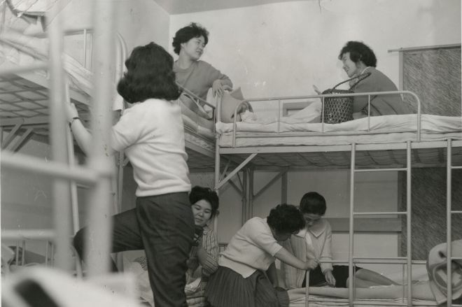 大阪府服部緑地ユースホステルの二段ベッドがある寝室で語り合う女性の利用者=1960年5月、大阪府豊中市で
