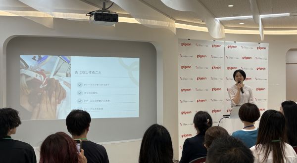 9月に東京都内で開かれた日本母乳バンク協会・ピジョン共催イベントに登壇した内西さん(右)