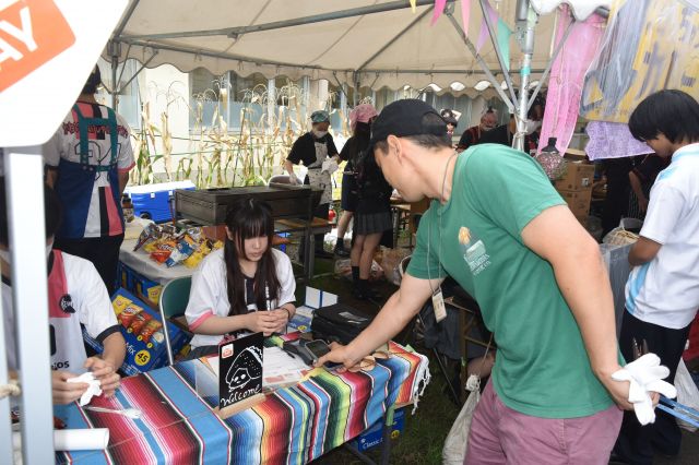 模擬店でキャッシュレス決済をする来場者
