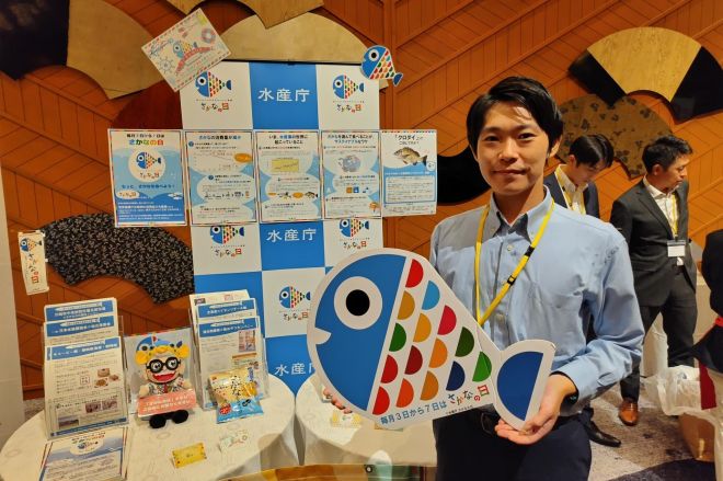 イベントで水産物の消費拡大を訴える水産庁の職員