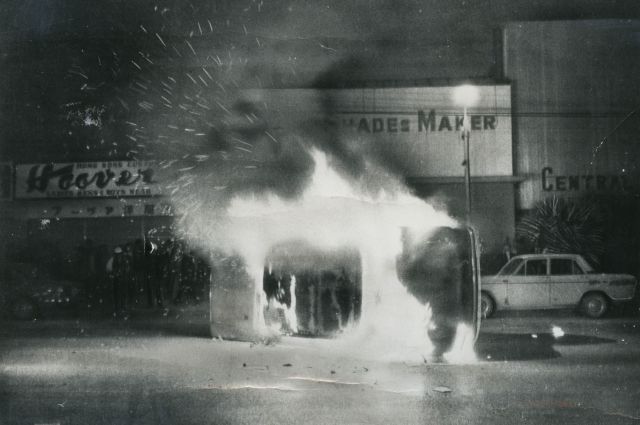 炎上するアメリカ人の自動車=1970年12月20日、沖縄・コザ市（現・沖縄市）