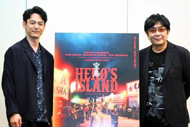 映画「宝島」主演の妻夫木聡さん(左)と大友啓史監督=2025年7月12日、福岡市中央区高砂1丁目、根元紀理子撮影