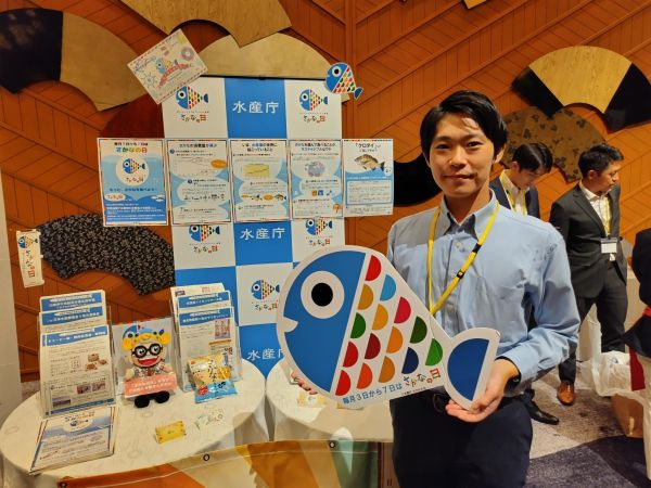 イベントで水産物の消費拡大を訴える水産庁の職員