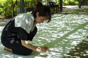 影の輪郭写し、砂利貼り付け…学生が壁画制作、独自技法に込めた思い