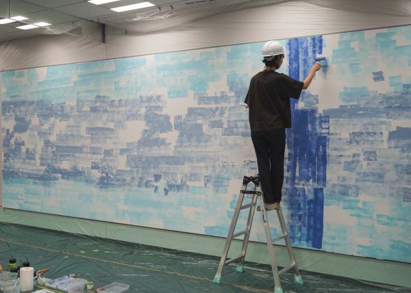 壁画を制作する中村琴梨さん