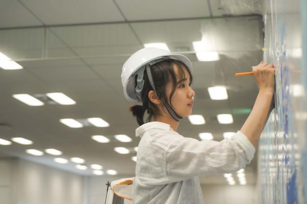 壁画を制作する中村琴梨さん