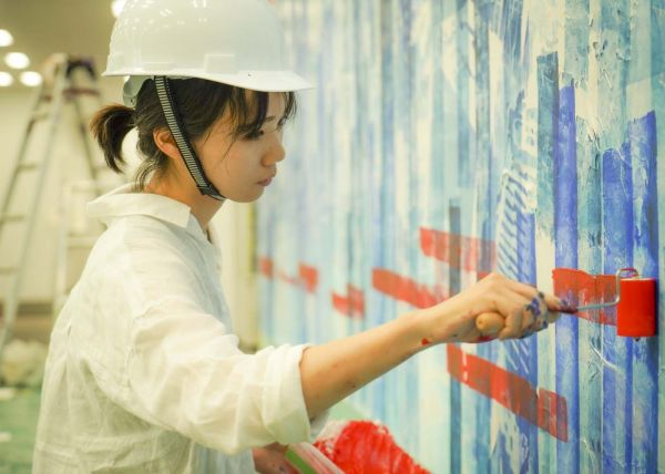 壁画を制作する中村琴梨さん
