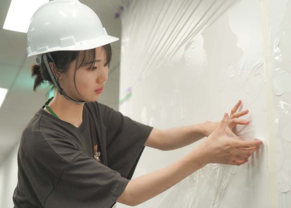 壁画を制作する中村琴梨さん
