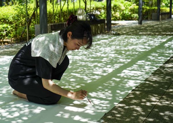 「影取り」をする中村琴梨さん