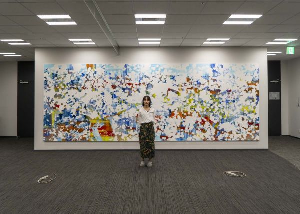 制作した壁画の前に立つ中村琴梨さん