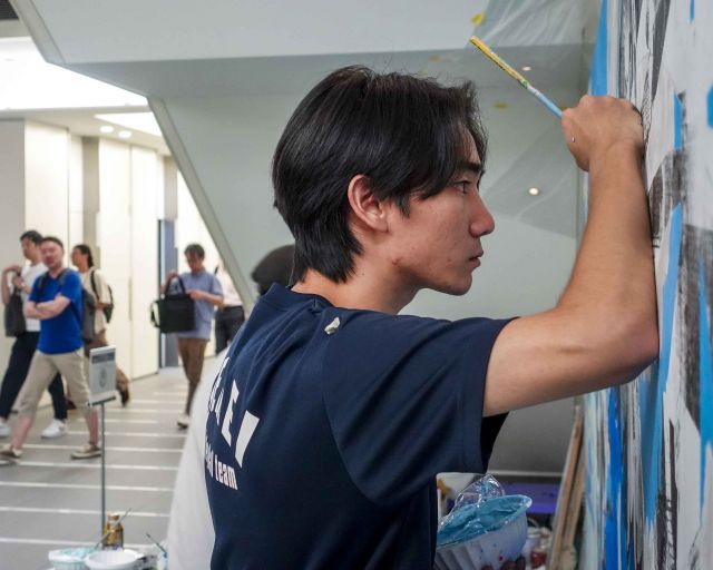 壁画を制作する赤佐氏利さん