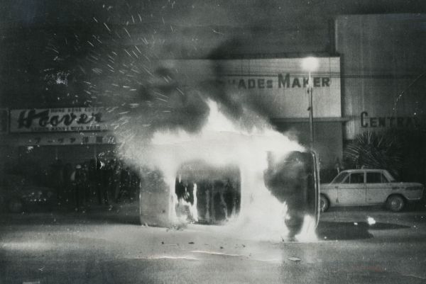 炎上するアメリカ人の自動車=1970年12月20日、沖縄・コザ市(現・沖縄市)