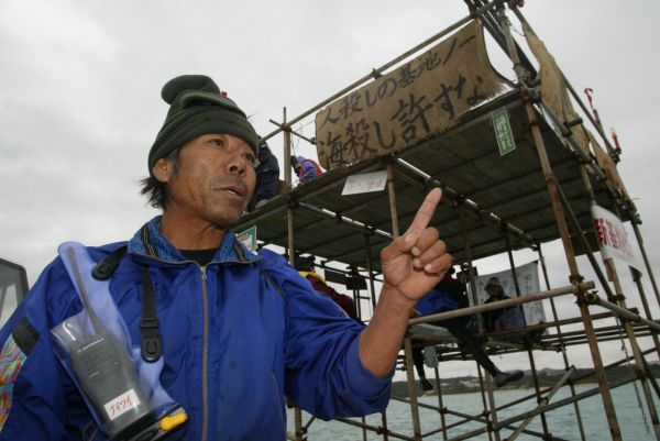 米軍普天間飛行場の移設反対運動で住民漁師の山城善勝さんも自分の船を出し、反対派を支える=2005年、沖縄県名護市辺野古沖