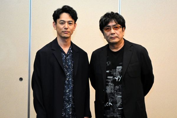 映画「宝島」主演の妻夫木聡さん(左)と大友啓史監督=2025年7月12日、福岡市中央区高砂1丁目、根元紀理子撮影