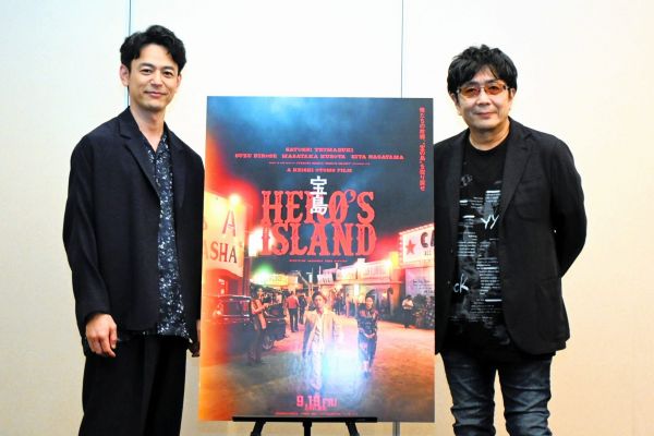 映画「宝島」主演の妻夫木聡さん（左）と大友啓史監督=2025年7月12日、福岡市中央区高砂1丁目、根元紀理子撮影