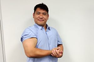 おそらく日本一力持ちの営業マン、世界へ　ベンチプレス300キロ