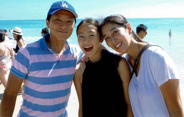 左から風見しんごさん（左）と次女のふみねさん、妻の尚子さん