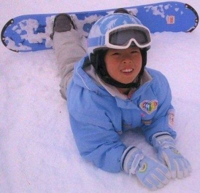 軽井沢でスノーボードを楽しむ、えみるさん。季節ごとに家族でいろんな場所に出かけた