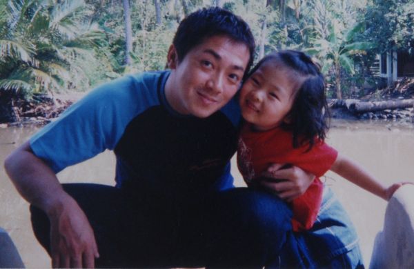 風見しんごさん（左）と長女・えみるさん（当時4歳）の、タイで撮った思い出の写真。交通事故でえみるさんを亡くしてから18年が経った