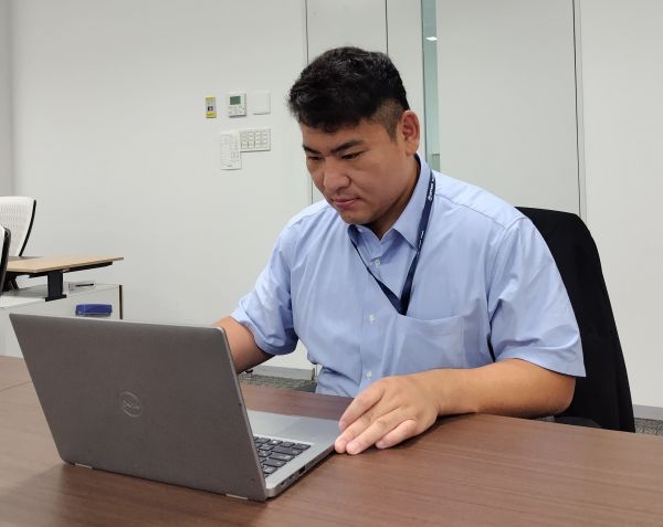 職場でパソコンに向き合う堀口さん