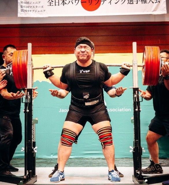 全日本選手権でスクワットに挑む堀口さん