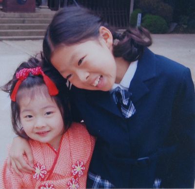 ふみねさん（左）が3歳の七五三にて。何をするにも、いつも姉のえみるさんと一緒だった