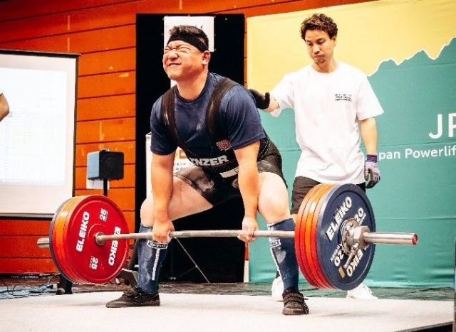全日本選手権でデッドリフトに挑む堀口さん