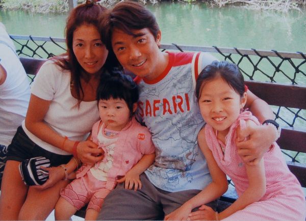 交通事故で当時10歳の長女・えみるさん（右）を亡くして18年。当時の思いを語ってくれた風見しんごさん（右から2人目）。えみるさんが亡くなる前年の2006年、グアムへの家族旅行で撮影した写真