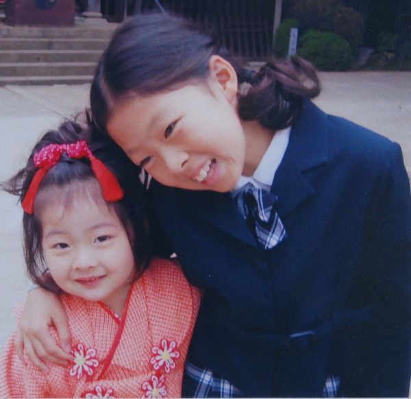 ふみねさん（左）が3歳の七五三にて。何をするにも、いつも姉のえみるさんと一緒だった