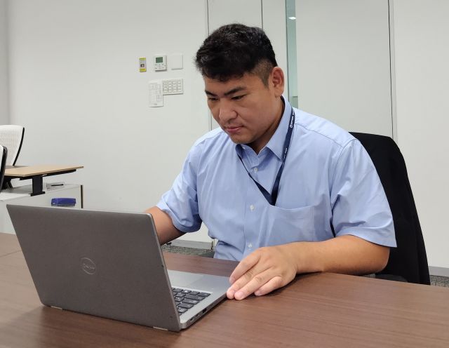 職場の堀口さん
