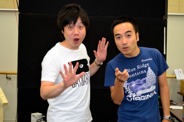 キングオブコント2013で優勝したかもめんたるの岩崎う大さん(右)と槙尾ユウスケさん