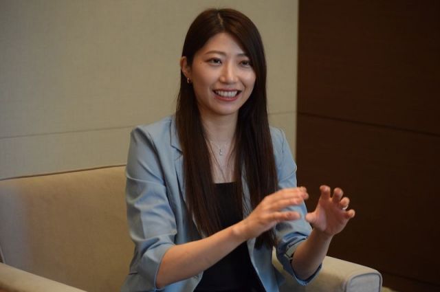 チームの立ち上げに奔走した平田さん。「今までは個人のお客様への営業としてお客様の資産に関するご相談を担当する世界しか知らなかった中で、新しい世界を見させてもらっています」と話します＝筆者撮影