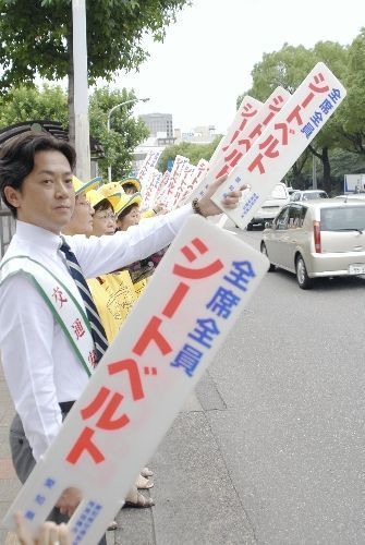 講演会やイベントで、交通安全啓発活動に尽力する風見しんごさん（左）