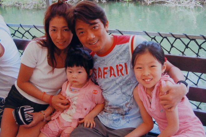 交通事故で当時10歳の長女・えみるさん（右）を亡くして18年。当時の思いを語ってくれた風見しんごさん（右から2人目）。えみるさんが亡くなる前年の2006年、グアムへの家族旅行で撮影した写真（画像はいずれも風見さん提供）