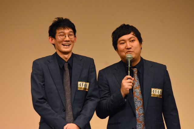 「ロングコートダディ」の堂前透（左）と兎＝2021年