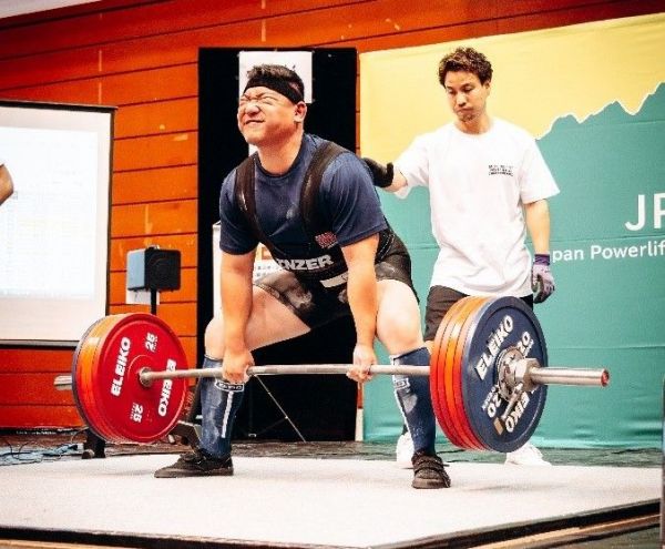 全日本選手権でデッドリフトに挑戦する堀口さん
