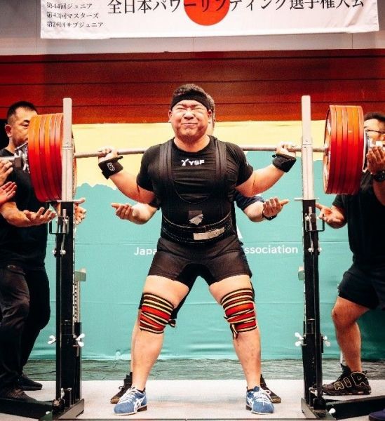 全日本選手権でスクワットに挑む堀口さん
