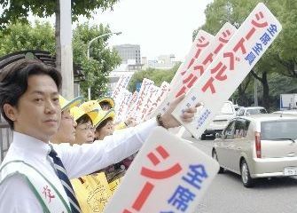 講演会やイベントで、交通安全啓発活動に尽力する風見しんごさん（左）