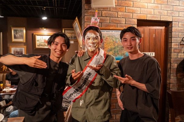 マコさん（中央）の誕生日を祝ったサエキさん（左）とナツさん（右）
