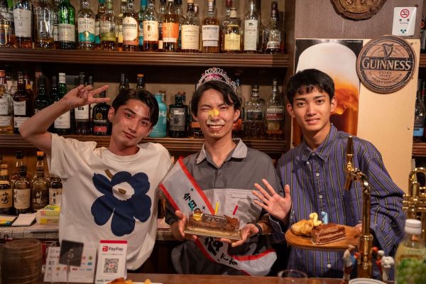 サエキさん（中央）の誕生日を祝ったナツさん（左）とマコさん（右）
